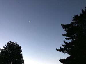 Aux abords de ce cimetière