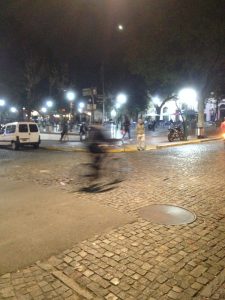Un vélo dans la nuit